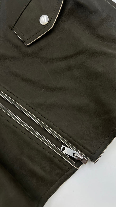 Biker in pelle verde