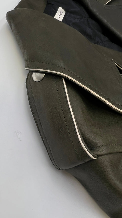 Biker in pelle verde