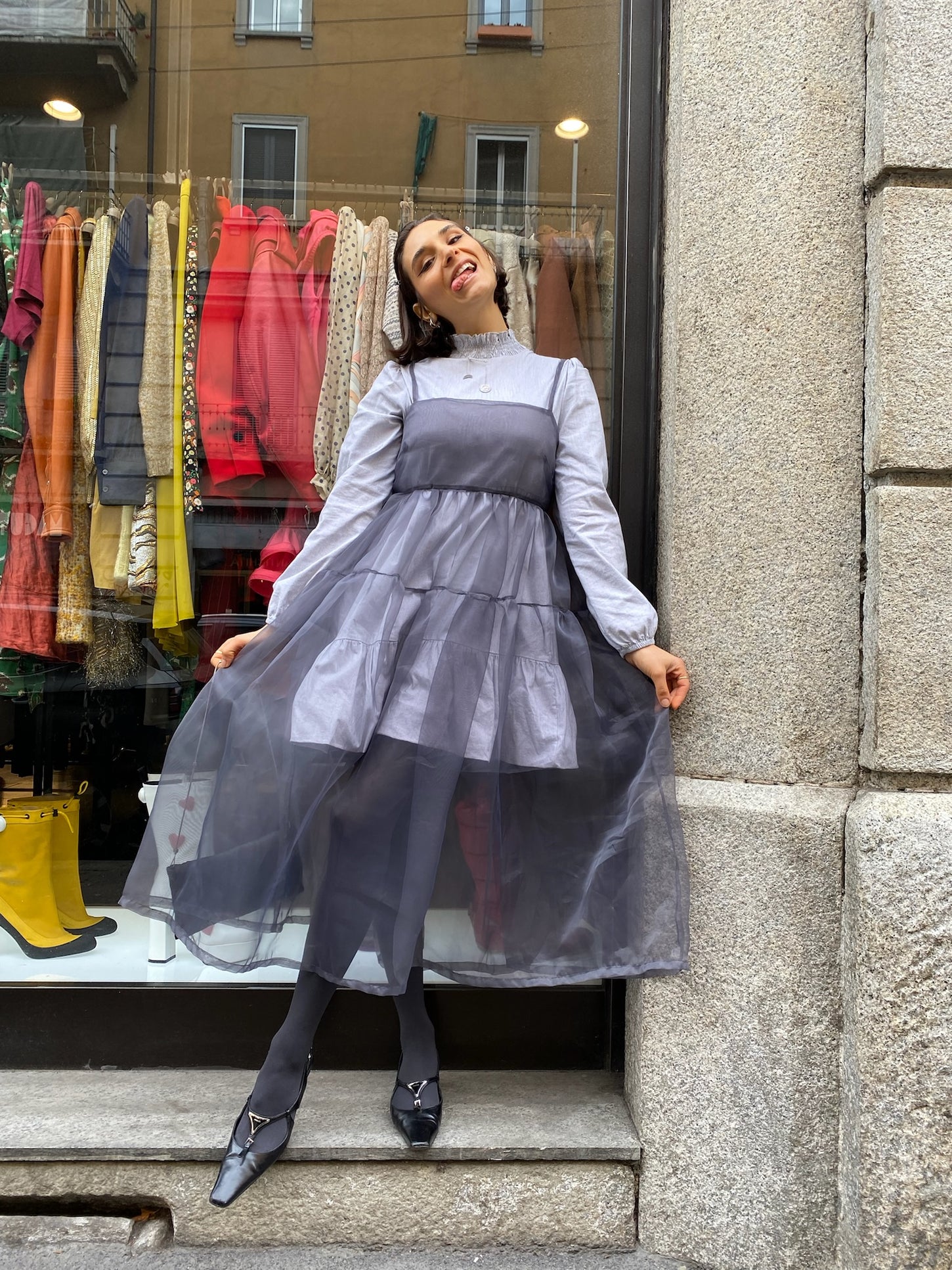 immagine copertina per la sezione abiti con una ragazza che indossa un abito midi grigio in organza