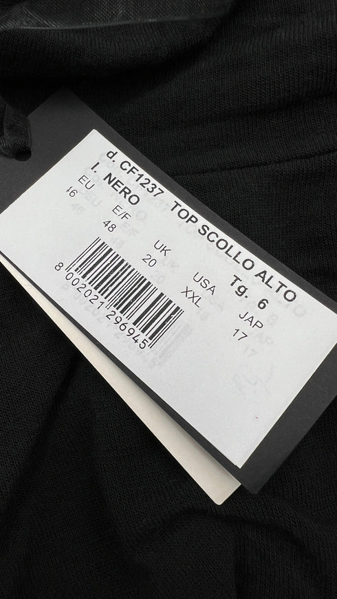 Dolcevita nero con cartellino