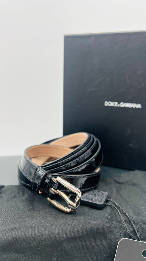 Cintura in vernice con cartellino