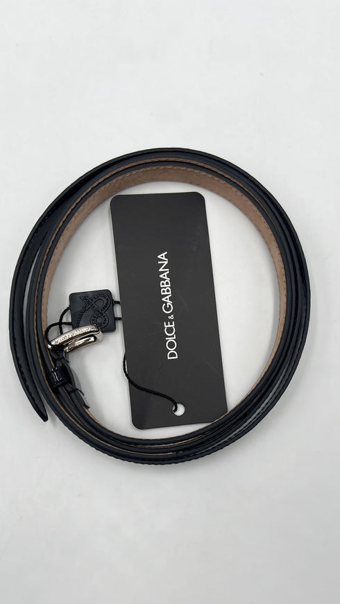 Cintura in vernice con cartellino