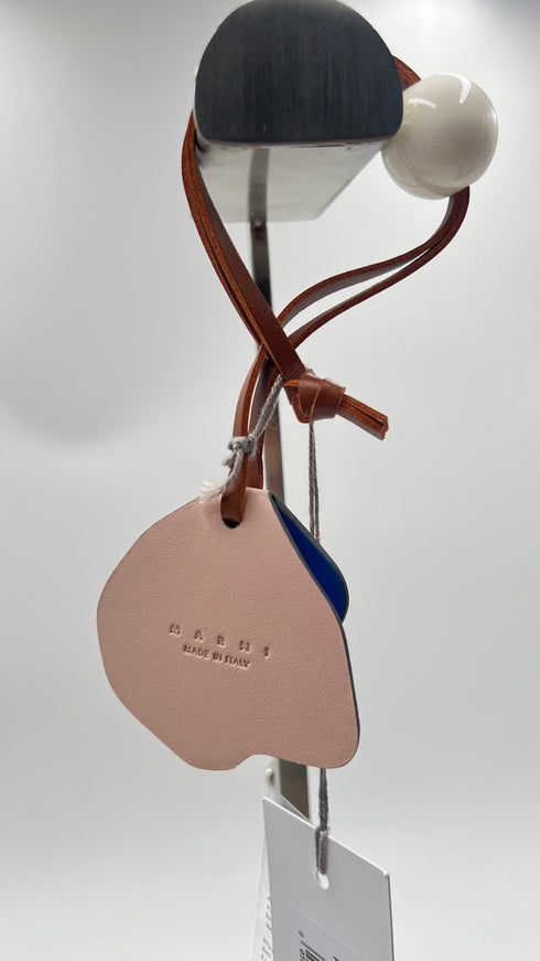 Charm in pelle con cartellino