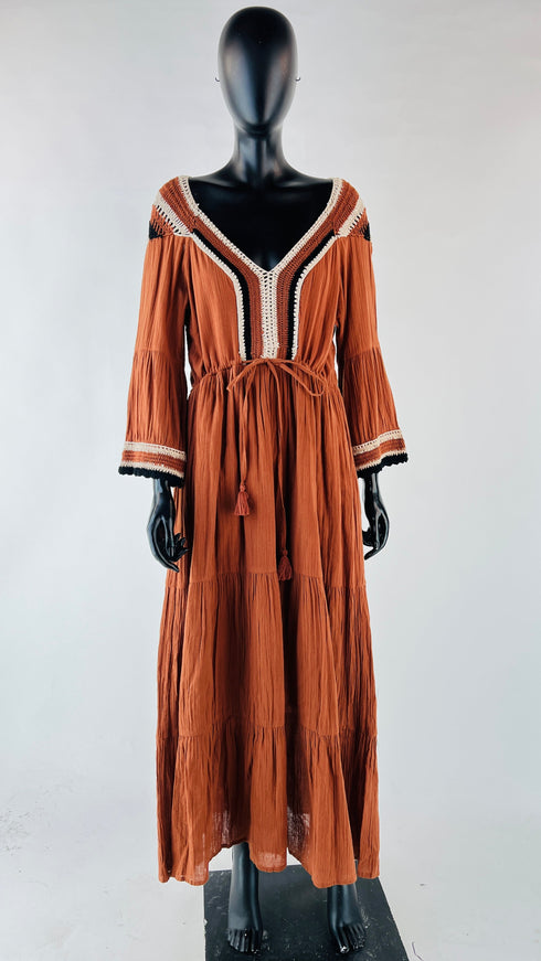 Abito lungo con inserti e cartellino