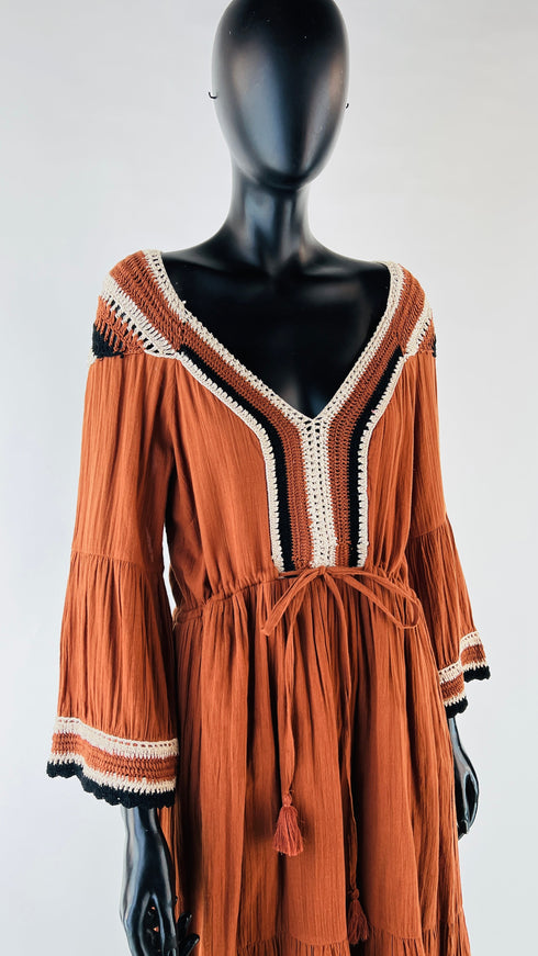 Abito lungo con inserti e cartellino