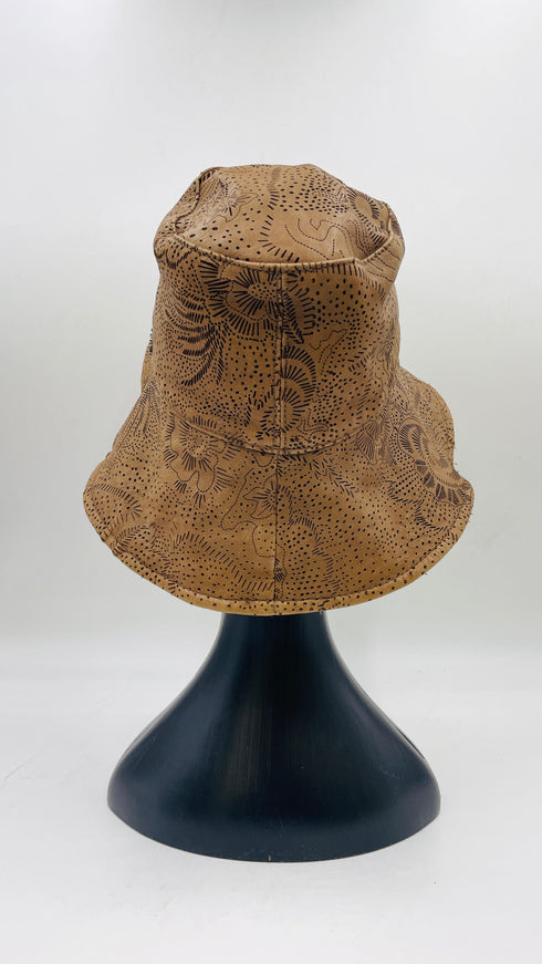 Cappello in pelle traforata