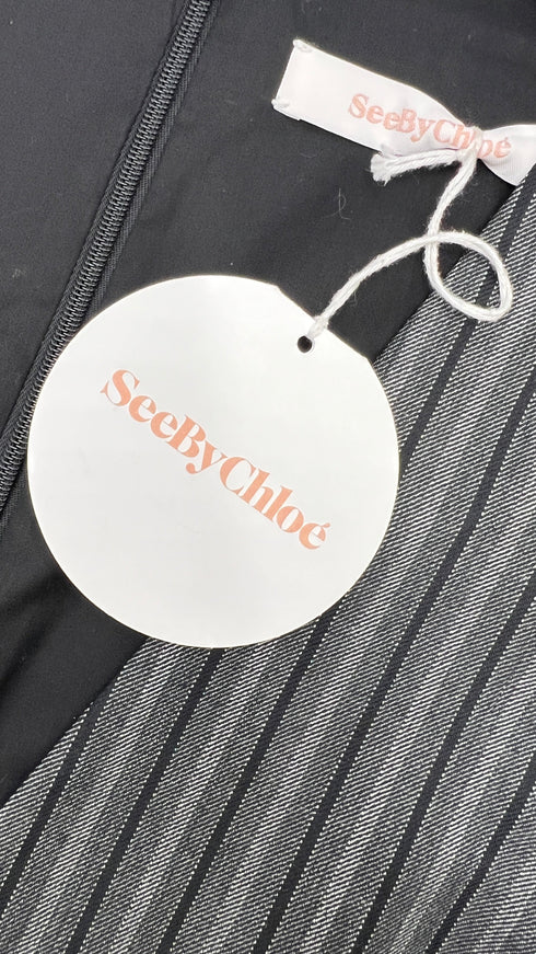 Abito corto gessato con cartellino