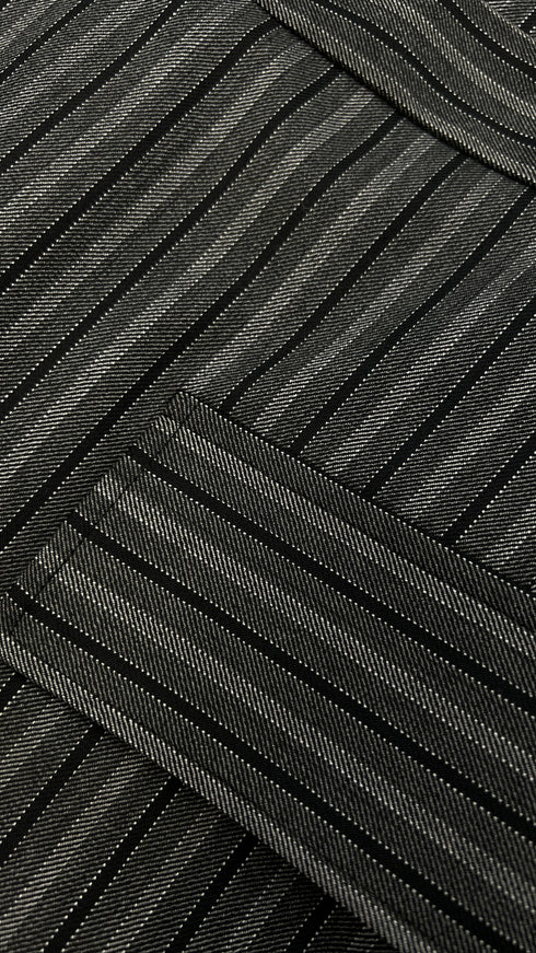 Abito corto gessato con cartellino