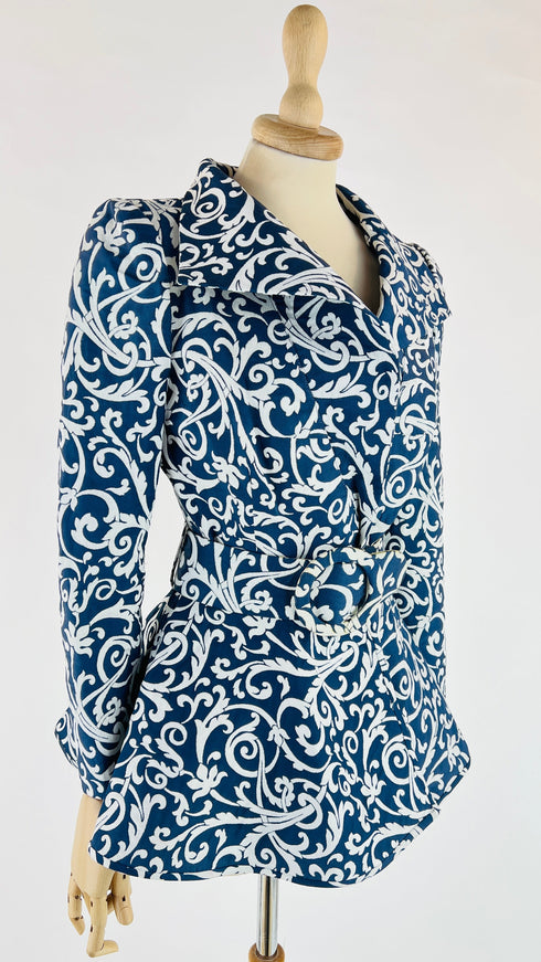 Completo jacquard blu con giacca a peplo