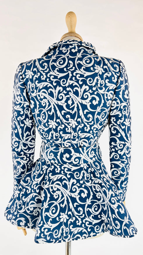 Completo jacquard blu con giacca a peplo