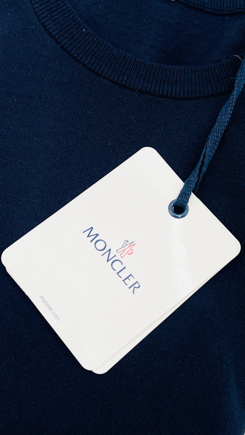 T-shirt blu con cartellino