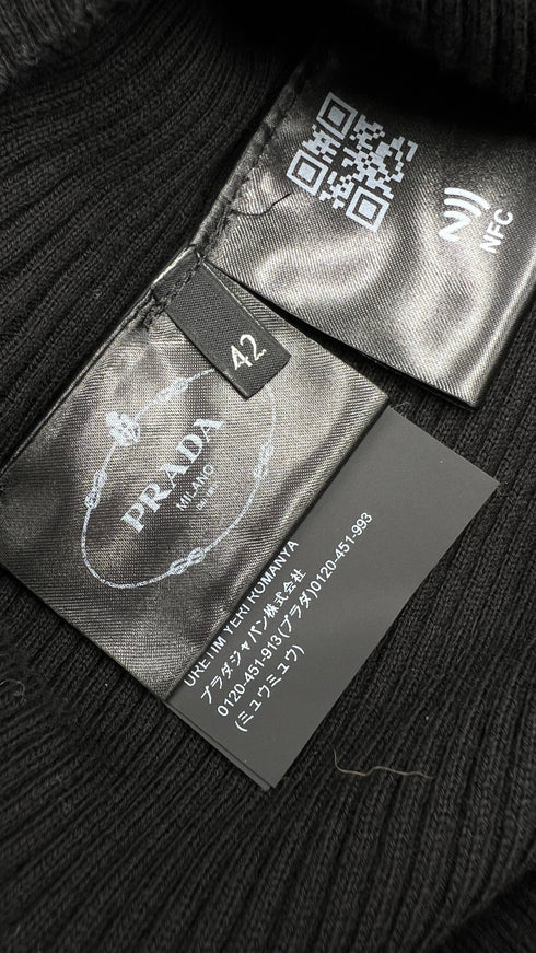 Maglia girocollo con cartellino