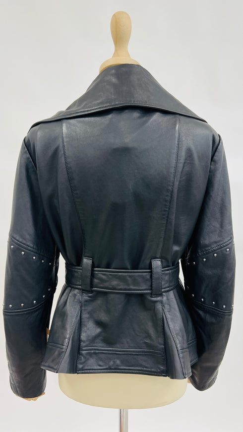 Biker “Tommy” con cartellino