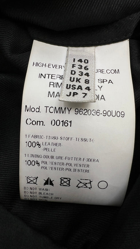 Biker “Tommy” con cartellino