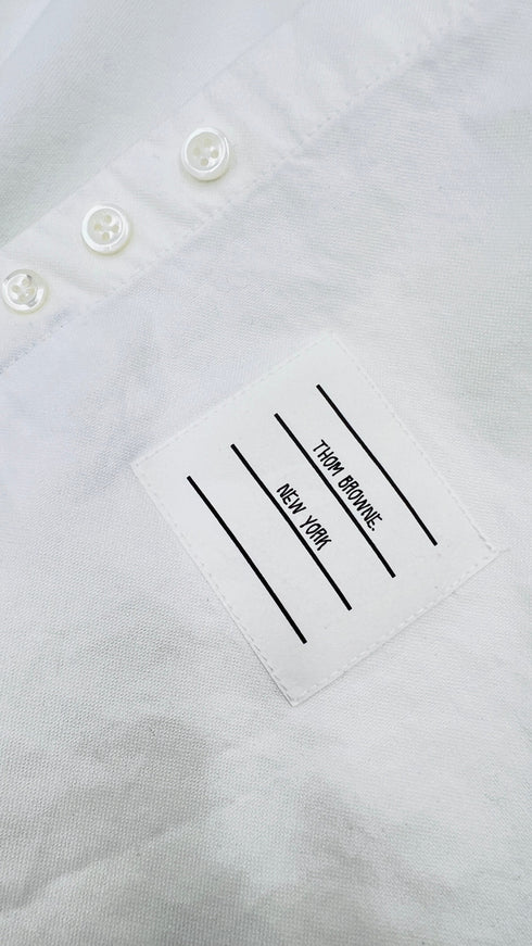 Camicia button-down con cartellino