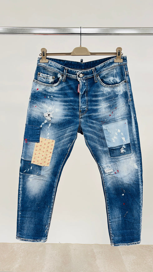 Jeans con patch a fiori