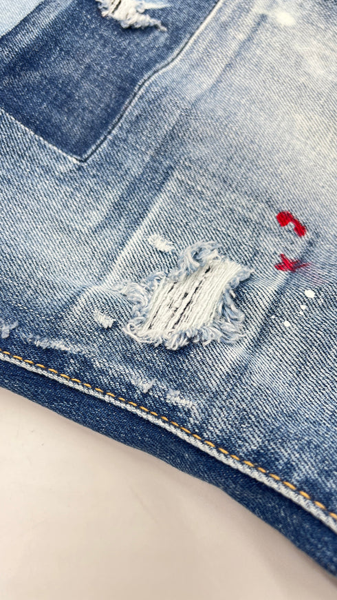 Jeans con patch a fiori