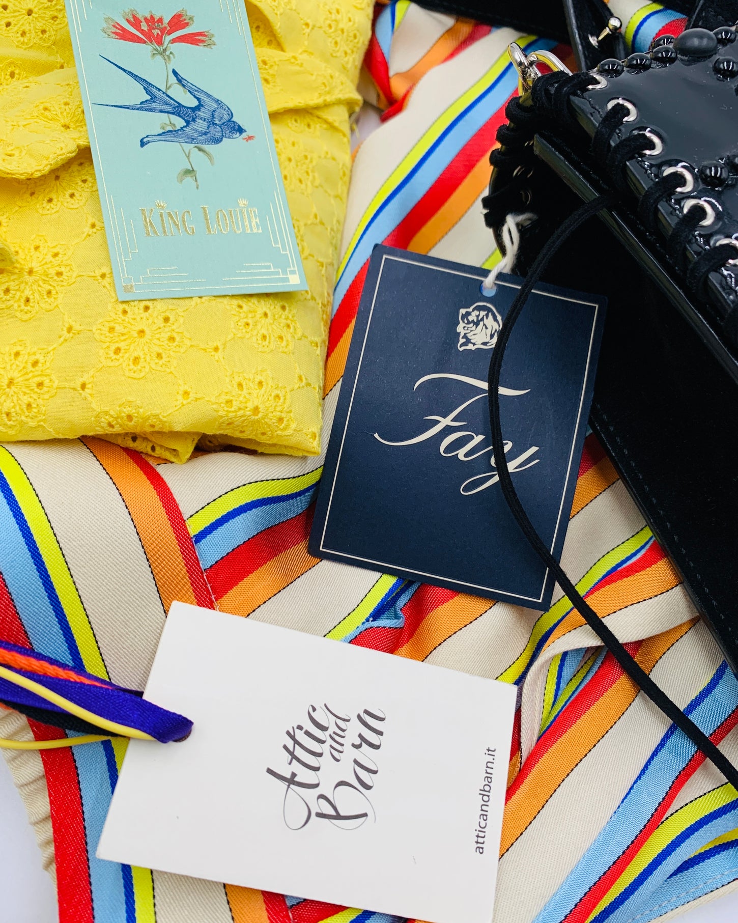 Immagine copertina per la collezione New with Tag con il primo piano di cartellini di brand diversi