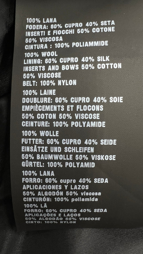 Abito in lana con cartellino