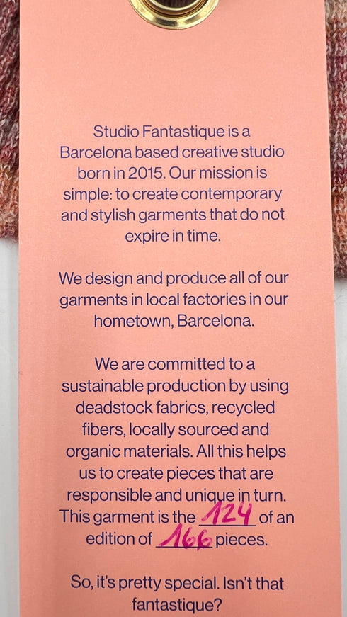 Completo in maglia con cartellino