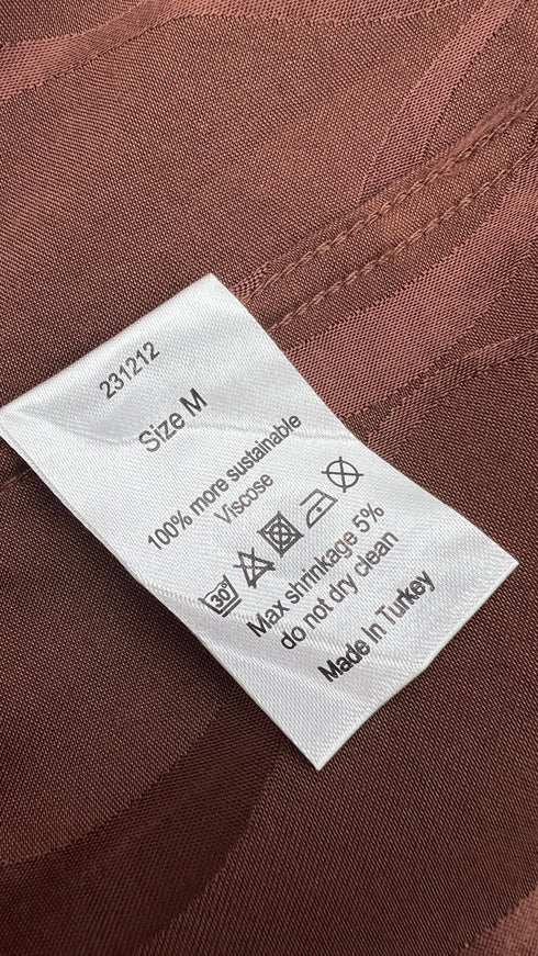 Completo in raso con cartellino