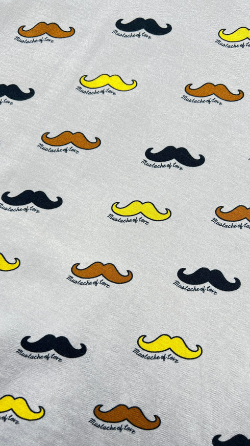 T-shirt con stampa baffi