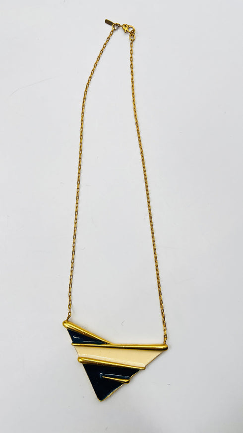 Collana corta con pendente geometrico