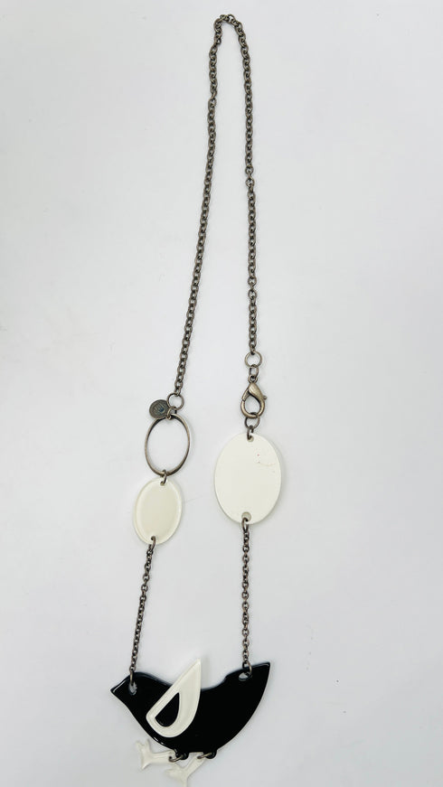 Collana con pendente a uccellino in resina bicolore