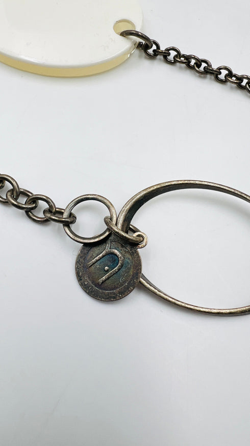 Collana con pendente a uccellino in resina bicolore