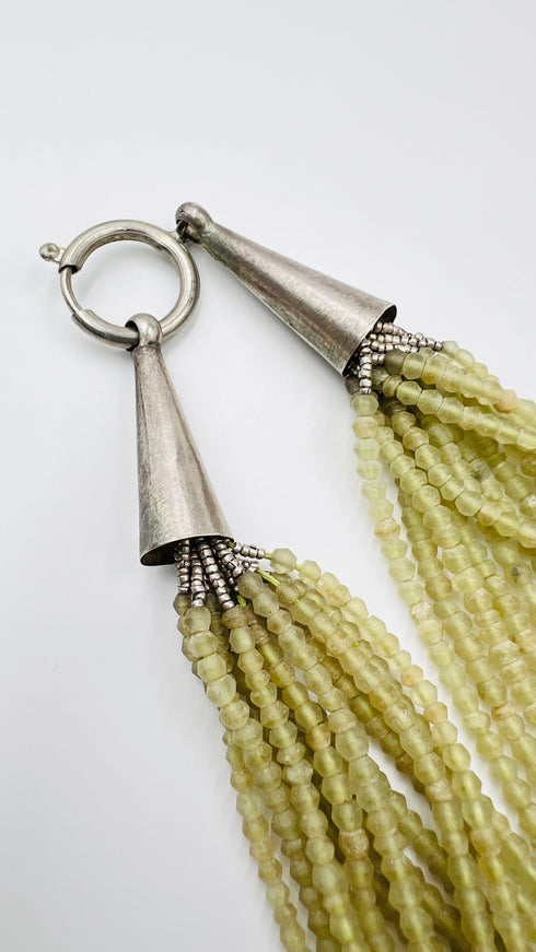 Collana in micro perline con elementi metallici