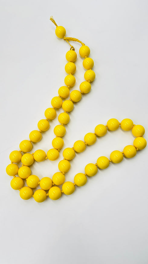 Collana con sfere gialle in resina lucida