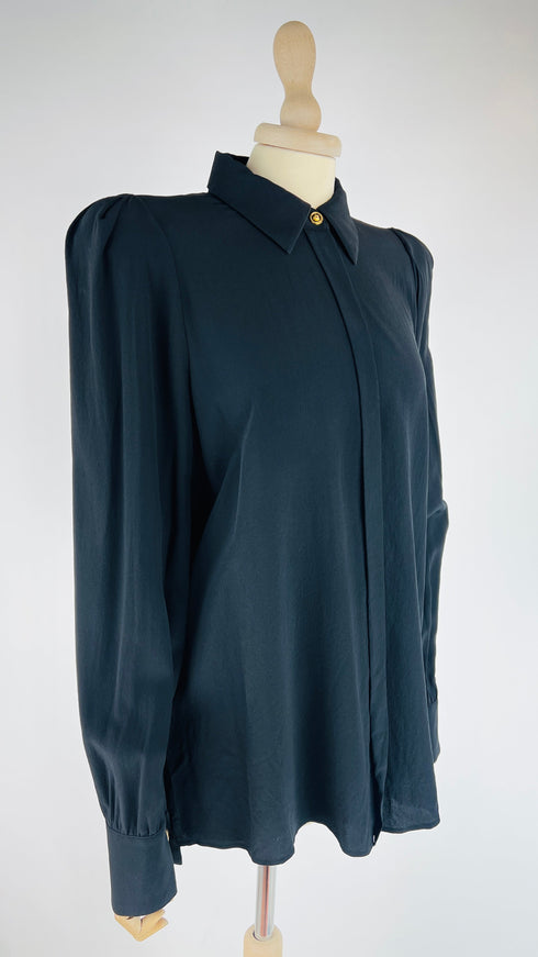 Camicia nera spalle imbottite