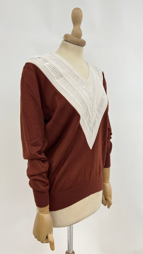 Maglia con collo traforato