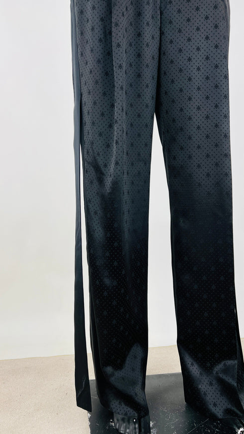 Completo nero in tessuto jacquard satinato