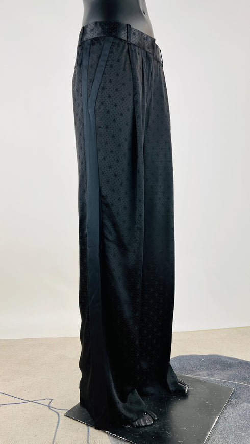 Completo nero in tessuto jacquard satinato
