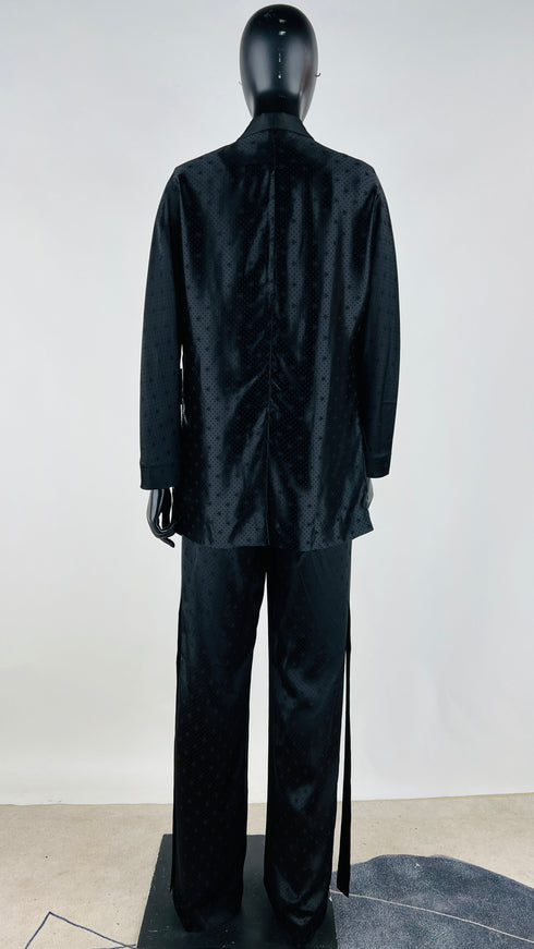 Completo nero in tessuto jacquard satinato