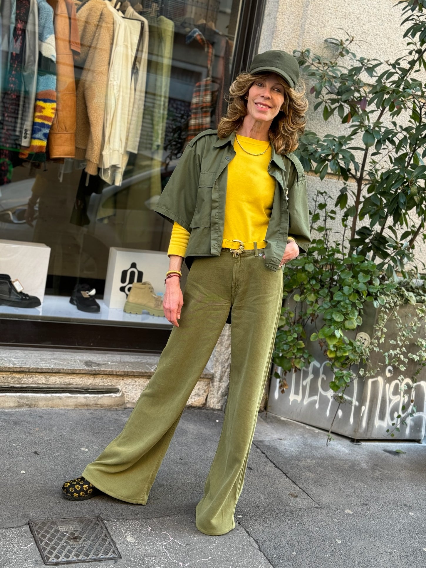 immagine copertina per la collezione gonne e pantaloni con una donna che indossa un paio di pantaloni verdi