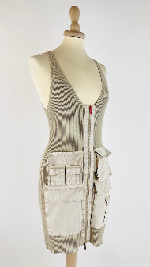 Abito corto a costine con cartellino