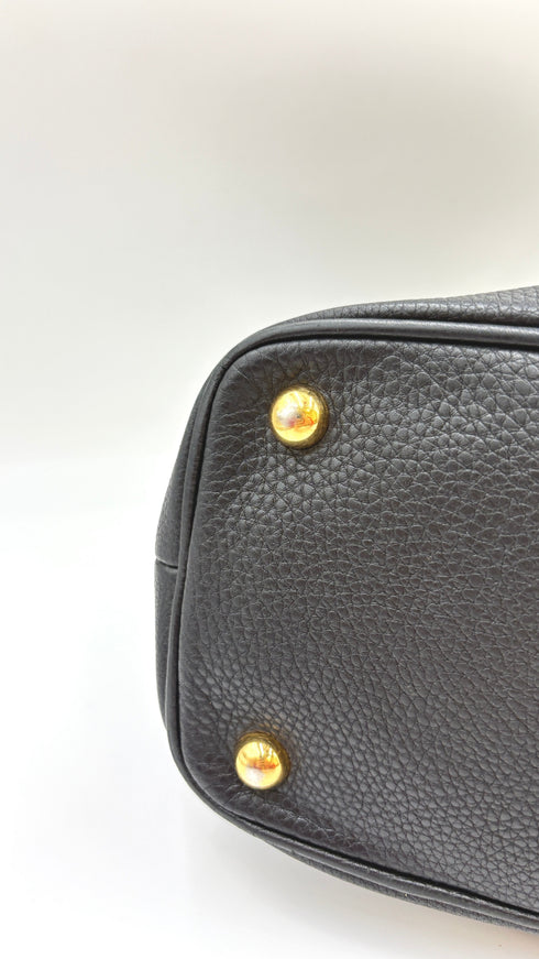 Borsa nera con tracolla