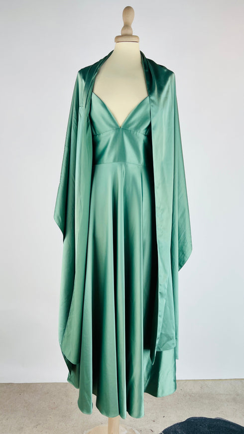 Abito lungo in raso con stola