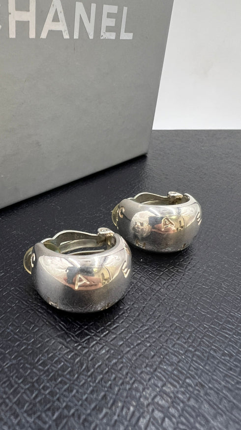 Orecchini in argento con logo