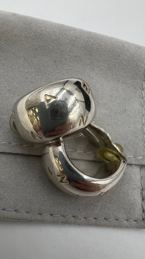Orecchini in argento con logo