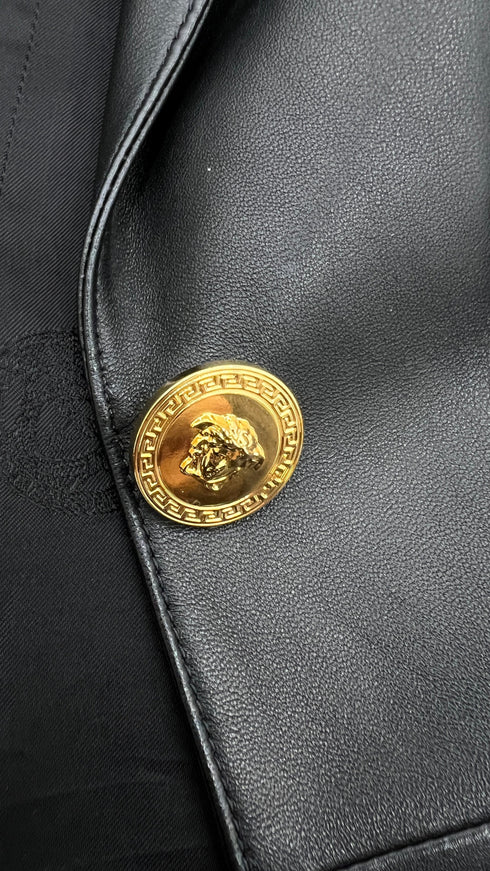 Blazer in pelle con spilla