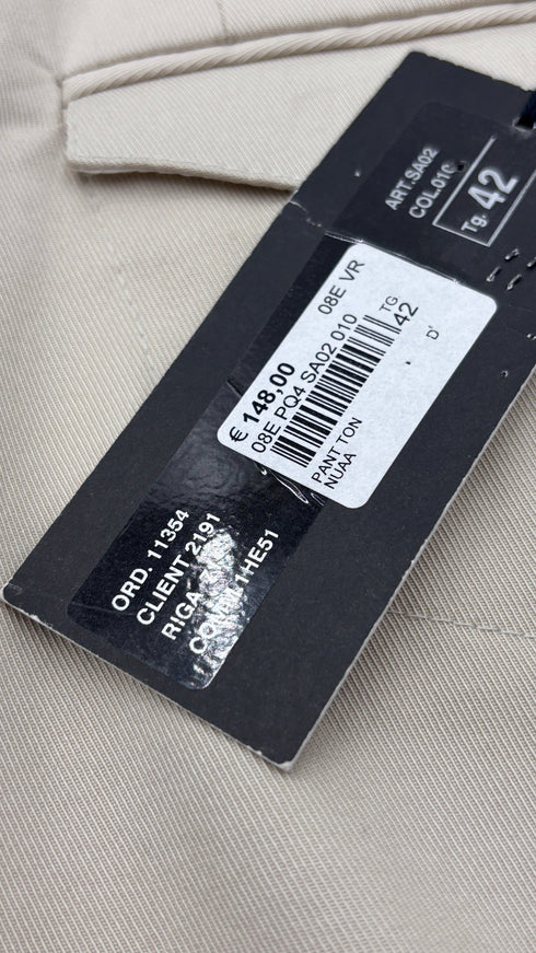 Pantaloni gamba stretta con pince e cartellino