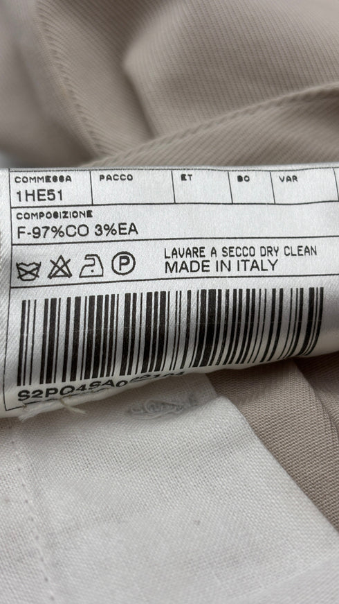 Pantaloni gamba stretta con pince e cartellino