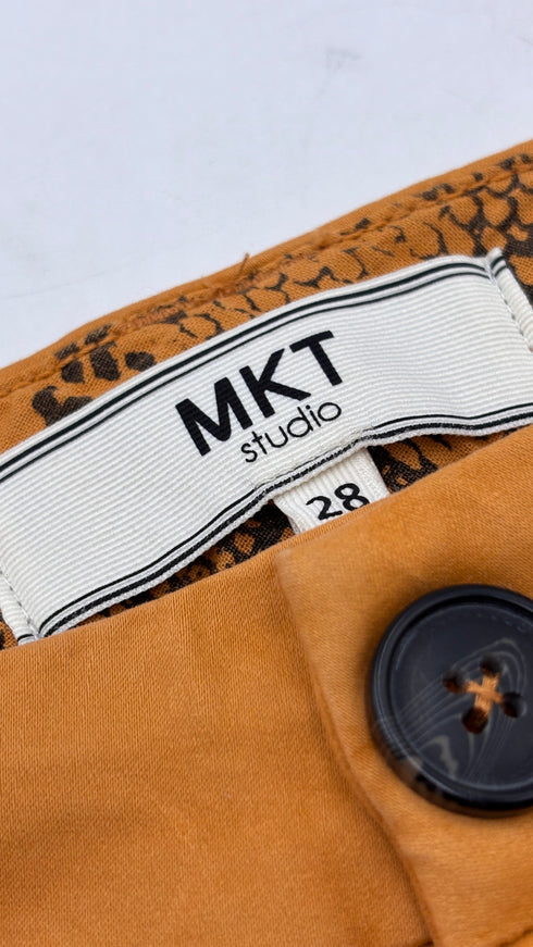 Pantaloni slim cut con cartellino