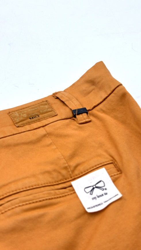 Pantaloni slim cut con cartellino