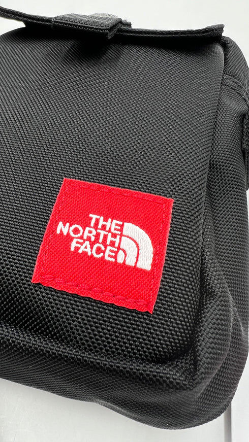 Tracolla nera con cartellino