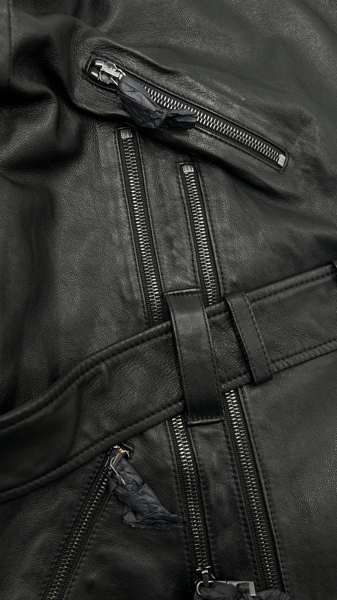Biker in pelle nera