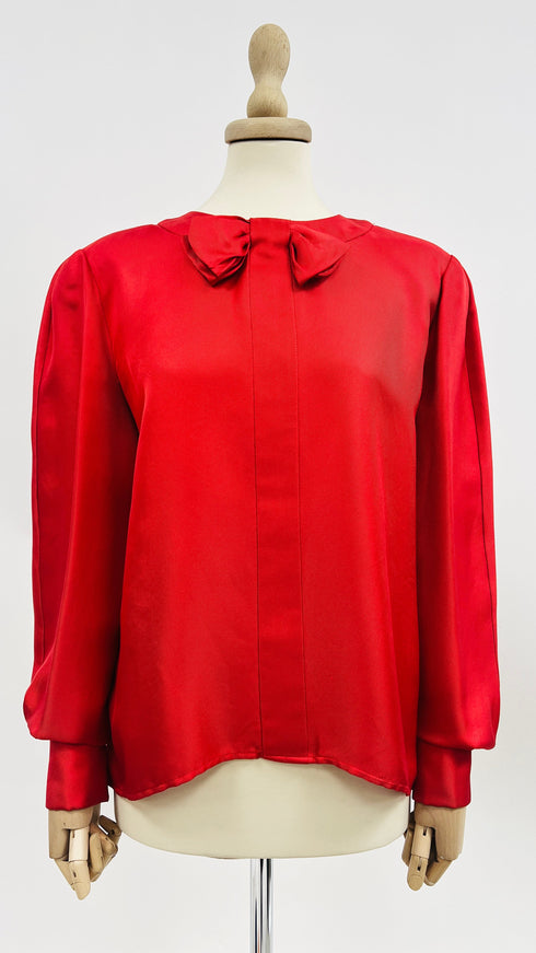 Blusa rossa con fiocco